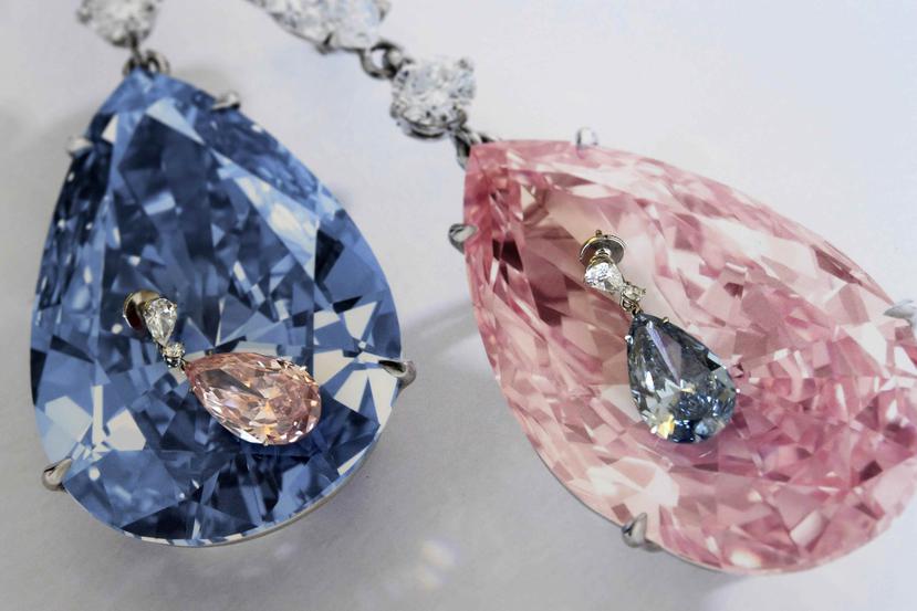 Las piedras preciosas fueron adquiridas por un comprador anónimo, que les cambió de nombre y llamó al diamante azul "Recuerdo de las Hojas del Otoño" y al rosa "Sueño de Hojas de Otoño". (EFE)