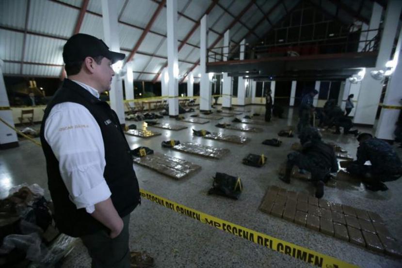 El viceministro Óscar Dávila controla el operativo en el que se decomisó 2,000 libras de cocaína (Min. Gobierno Guatemala).