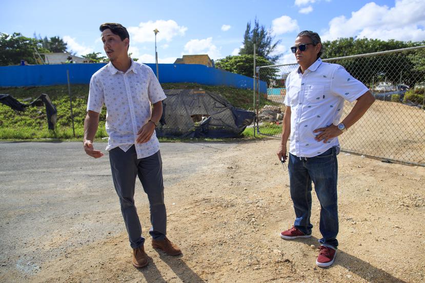Axel y Daniel Fernández, dos skaters locales que se quedaron esperando por los funcionarios del municipio de Arecibo. 