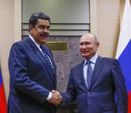 A la izquierda el presidente de Venezuela, Nicolás Maduro, junto al presidente de Rusia, Vladimir Putin. (AP)