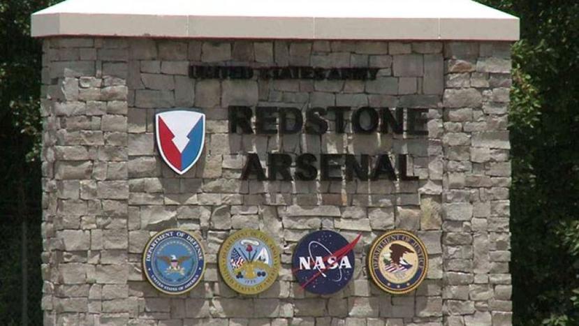 La base militar Redstone Arsenal alberga a más de 35,000 empleados. (Captura)