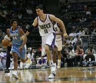 Daniel Santiago (centro) militó sus últimas dos temporadas en la NBA con los Bucks de Milwaukee, quienes pierden 2-0 la final ante Phoenix.