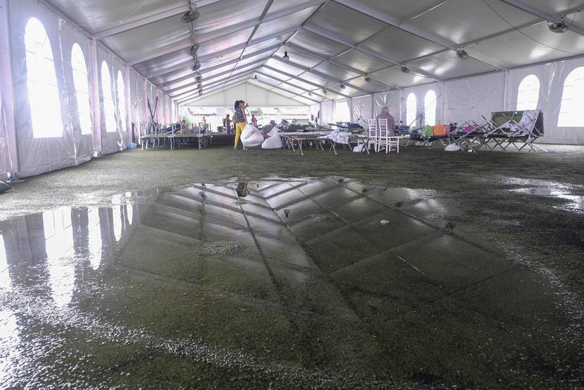Las constantes lluvias de la semana pasada causaron inundaciones en el estadio Francisco "Paquito" Montaner en Ponce, que era utilizado como campamento base para los refugiados.