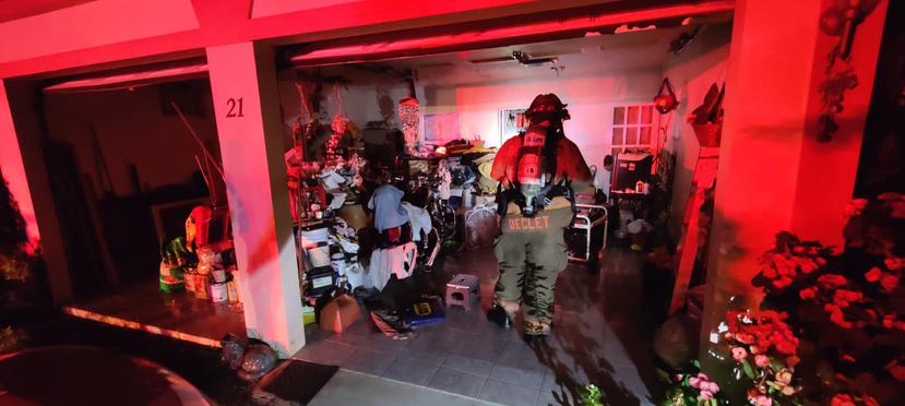 Un bombero entra a una residencia en Vega Baja donde encontraron sin vida a un hombre y un perro, afectados por los gases emanados de un generador eléctrico que se encontraba dentro de una residencia, el pasado 20 de septiembre.