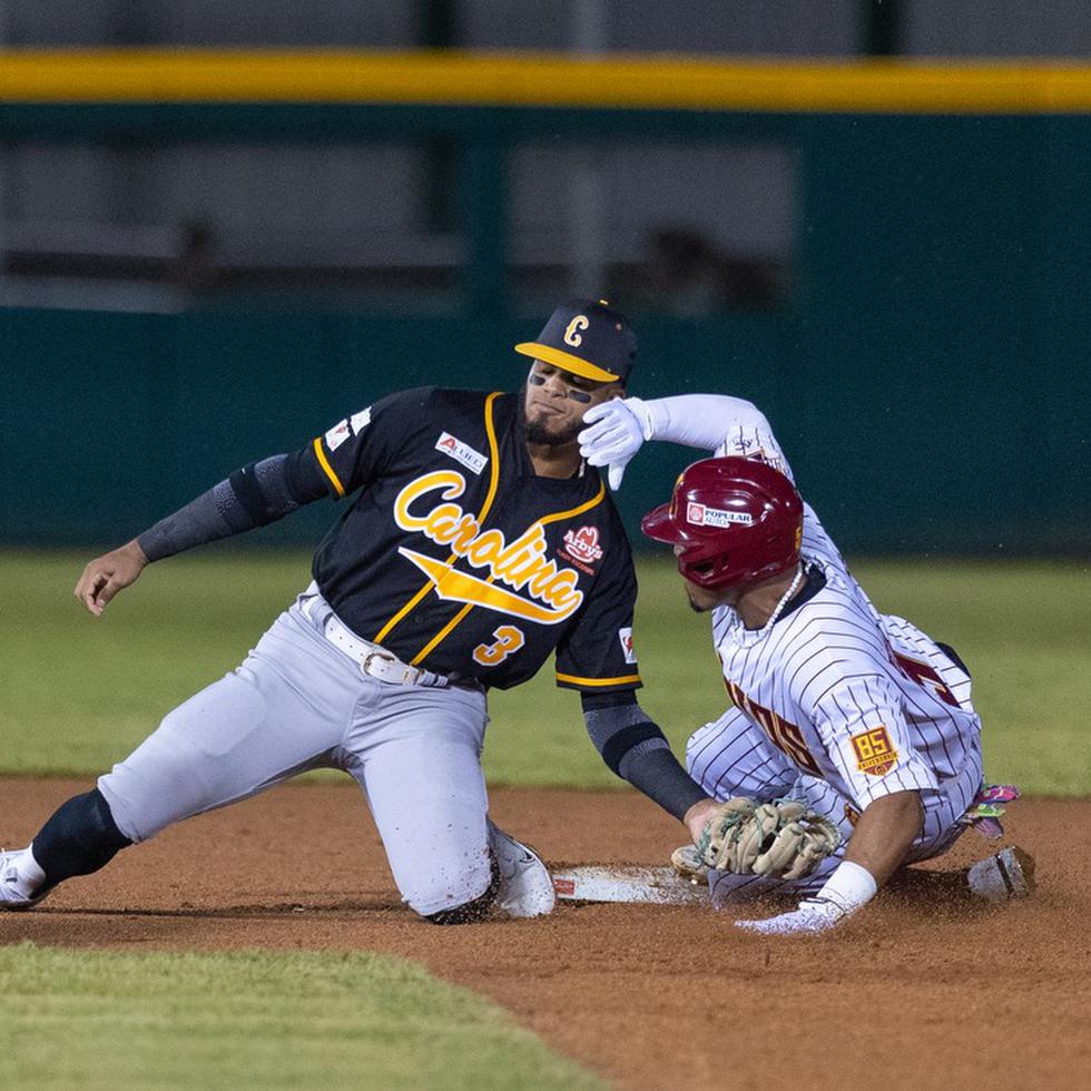 El campocorto de los Gigantes de Carolina, Delvin Pérez, completando un out en segunda base contra los Indios de Mayagüez durante el partido inaugural de la temporada 2023-24 del béisbol invernal el pasado 3 de noviembre.