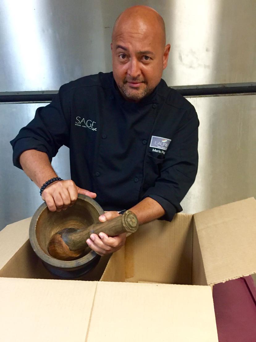 El chef Mario Pagán mostrando su pilón favorito de caoba. (GFR Media)
