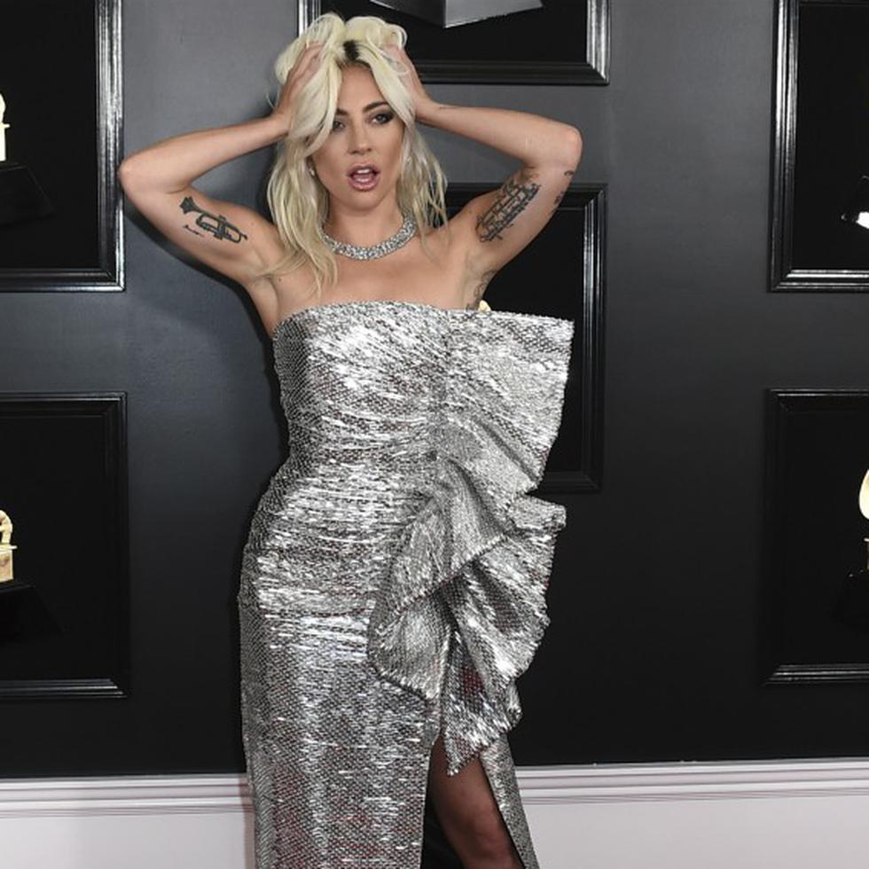 Lady Gaga optó por un vestido plateado sin tirantes. (AP)