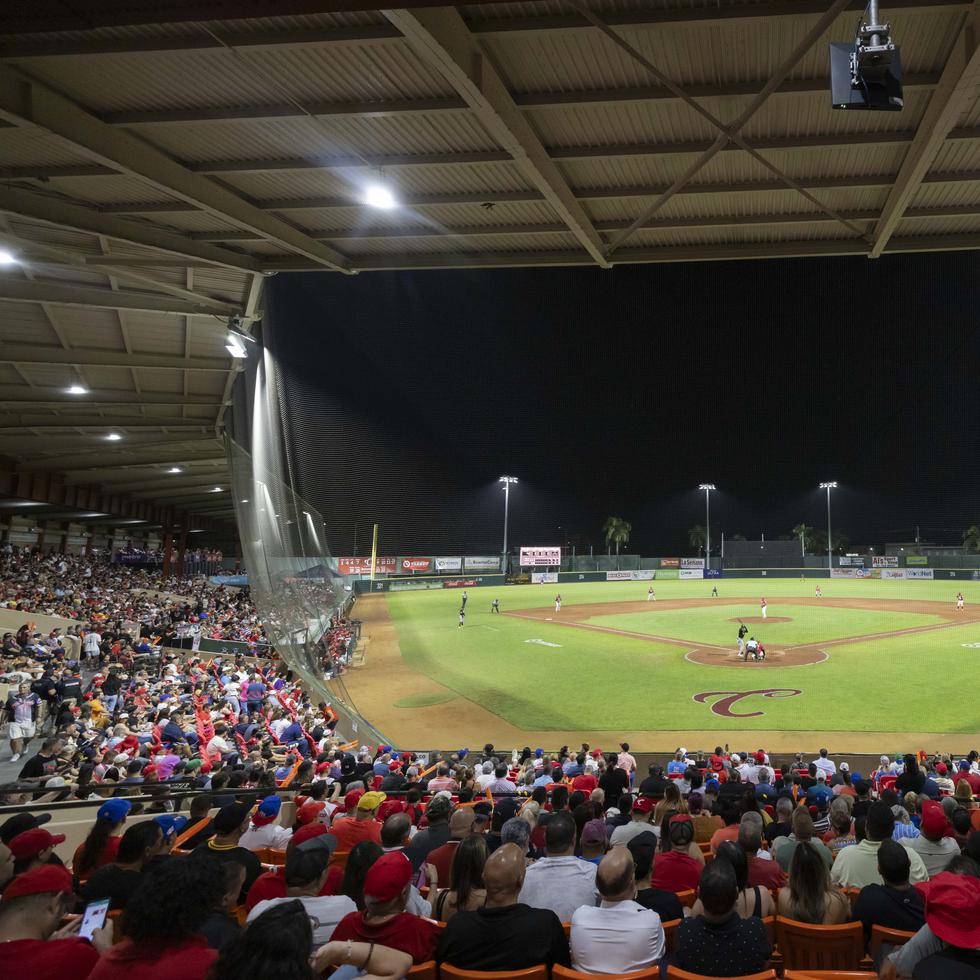 La liga invernal de béisbol reportó un asistencia de 8,808 espectadores para el cuarto choque de la final en Caguas.