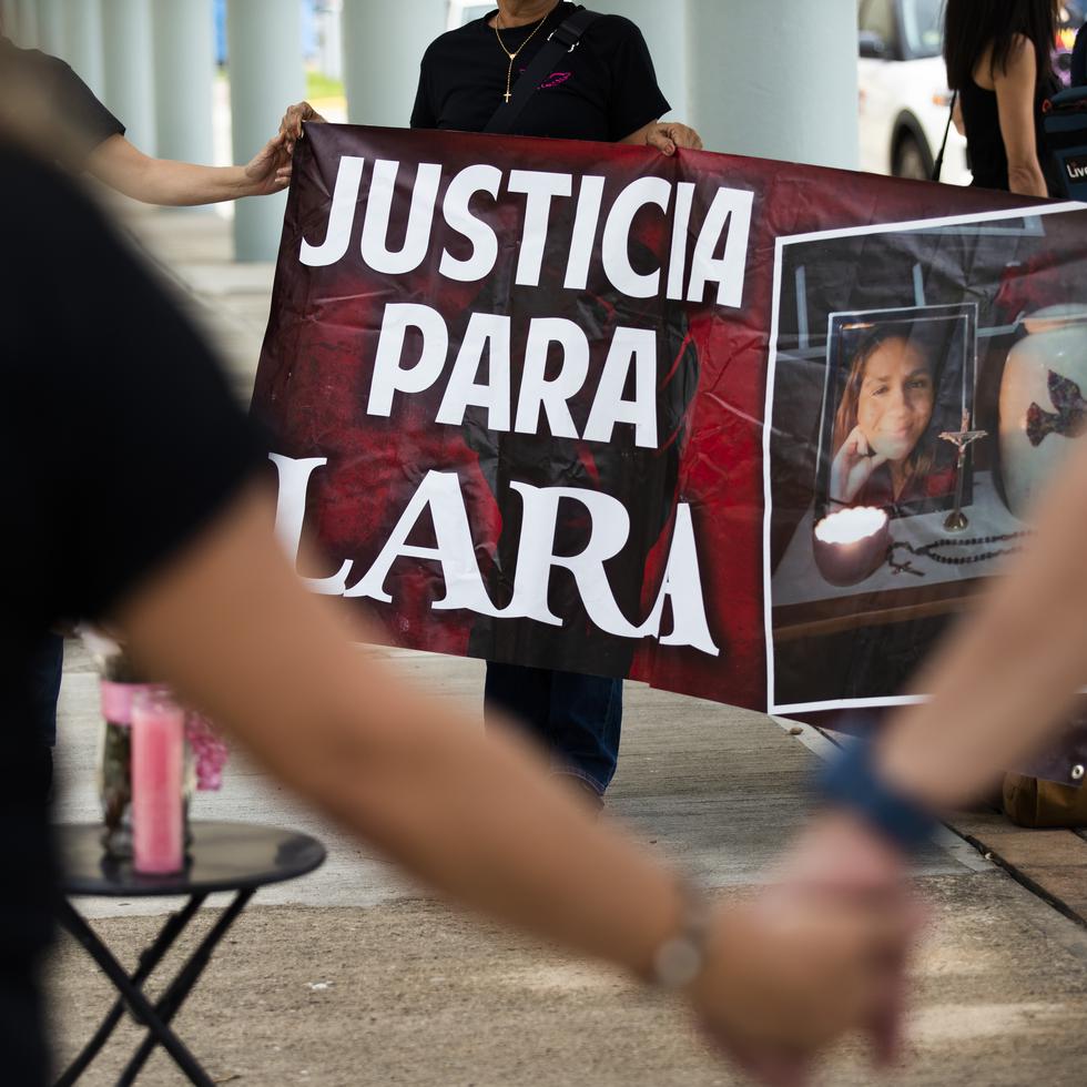 Familiares de la joven Lara González, quien murió en un accidente en septiembre de 2023 mientras viajaba en un auto que presuntamente conducía Melvin Camilo Mathews, llegaron hasta el Centro Judicial de Bayamón, el pasado mes de octubre, pidiendo justicia.