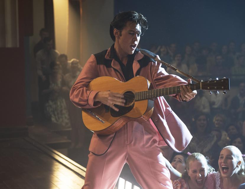 En esta imagen proporcionada por Warner Bros. Pictures, Austin Butler en una escena de "Elvis".