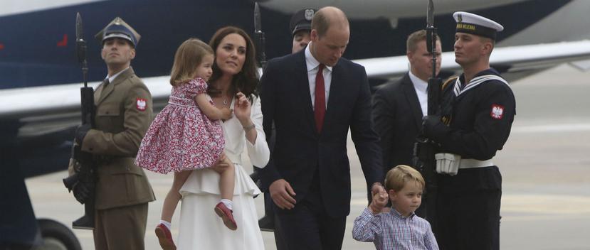 En su primera visita oficial a Polonia, los duques de Cambridge fueron acompañados por sus hijos. (AP)
