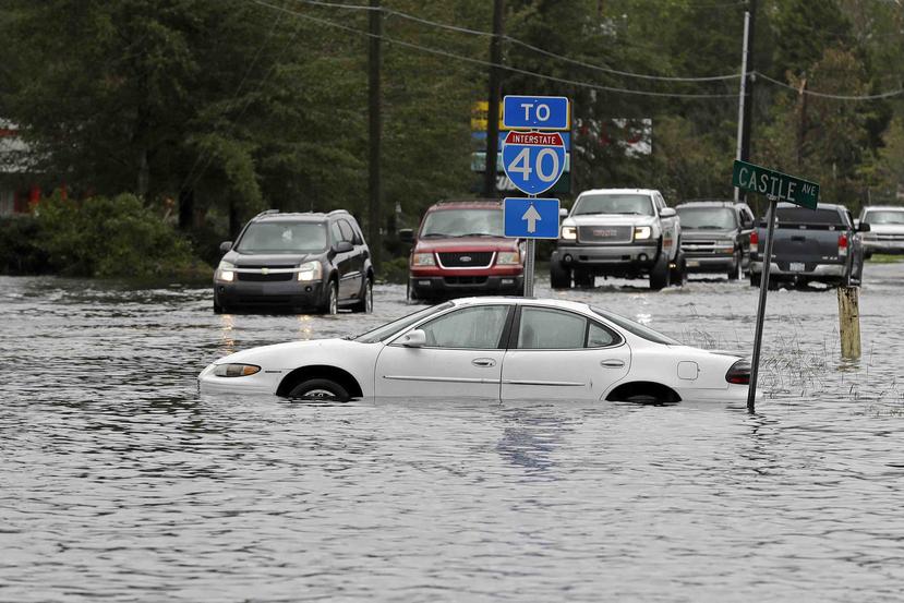Un carro flota en una vía inundada en Wilmington, Carolina del Norte. (AP)