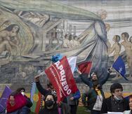 Ciudadanos participan en el multitudinario cierre de campaña de los simpatizantes por la opción de votar "apruebo" al plebiscito del próximo domingo, en Santiago (Chile).