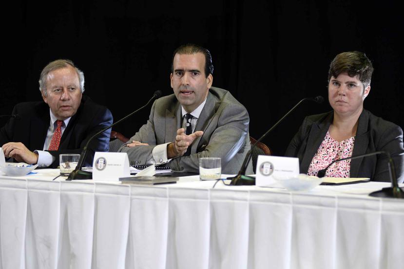 José González, José Carrión y Ana Matosantos, miembros de la Junta de Supervisión Fiscal. (GFR Media)