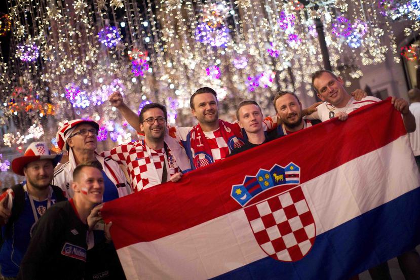 Seguidores de Croacia festejan la victoria de su equipo en a semifinal de la Copa del Mundo ante Inglaterra, el jueves 12 de julio de 2018, cerca del Kremlin en Moscú (AP/Alexander Zemlianichenko)