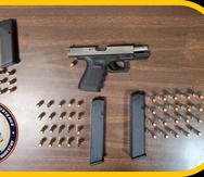 La foto muestra la pistola subcompacta Glock 23, calibre .40, que fue ocupada durante el arresto.
