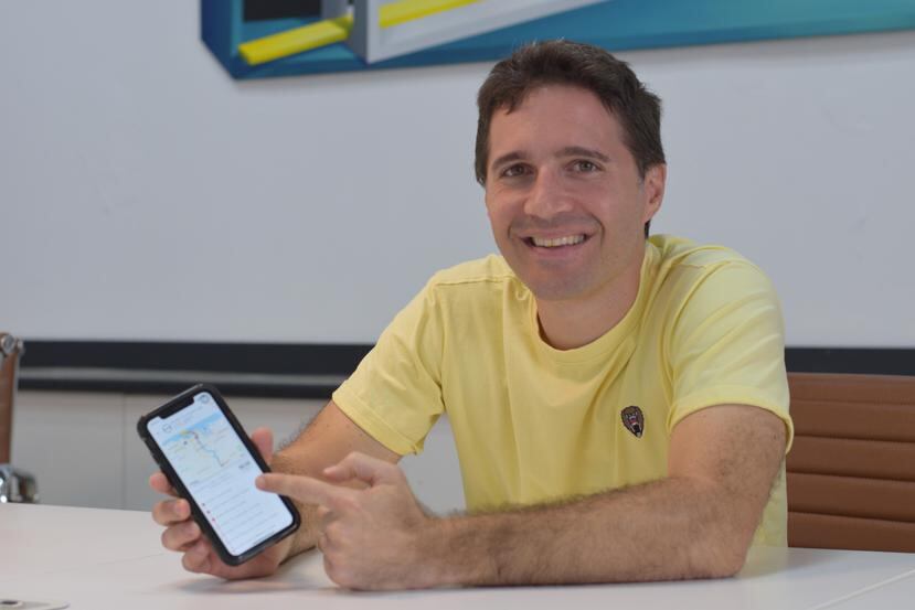 El cofundador de Guawa, Giancarlo González, en la foto mostrando la aplicación, instó a la AMA a que haga disponible su base de datos.