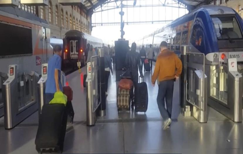 Pasajeros dentro de la estación de tren Saint Charles en Marsella, Francia. (AP)