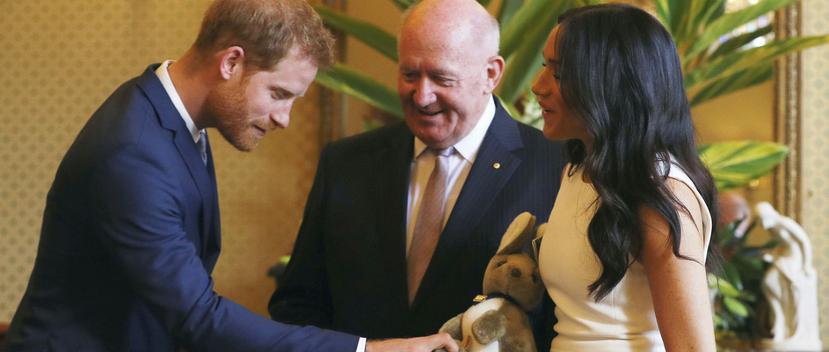 Sorprendido por la noticia, el gobernador de Sydney envió a su personal a comprar a toda prisa un canguro de felpa con una cría en su bolsillo y un par de botas de piel de oveja australiana para su invitada. (AP)