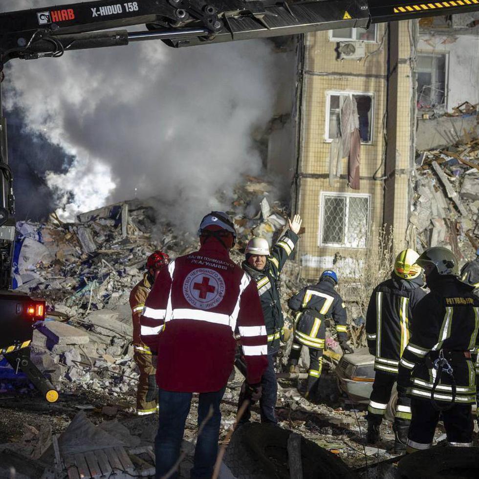 Personal de emergencias retira los escombros de un edificio residencial de varias plantas atacado por un dron ruso, en Odesa.