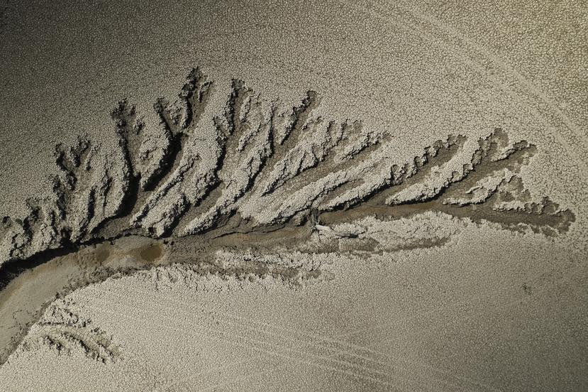 Imagen tomada desde un dron del pantano de Yesa en Navarra, España, que está actualmente por debajo del 30 % de su nivel.
