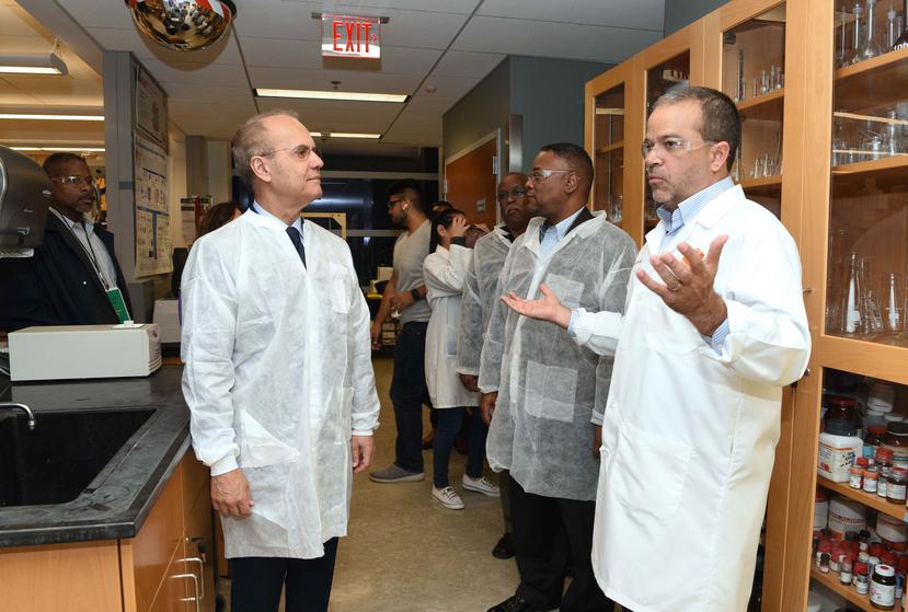 El presidente de la UPR, Jorge Haddock, se reunió con el equipo de la NASA en el Centro de Investigación de Ciencias Moleculares.