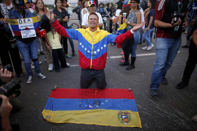 Venezuela vive desde el pasado 1 de abril una oleada de protestas a favor y en contra del Gobierno, algunas de las cuales se han tornado violentas y se han saldado con 75 muertos y más de mil heridos.
 (AP)