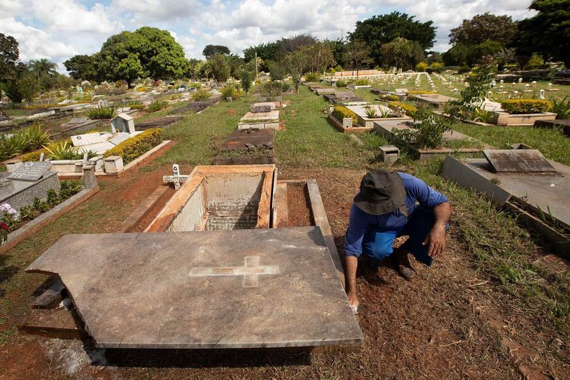 Un empleado prepara una tumba en el cementerio Campo de Esperanza en Brasilia, Brasil. (EFE)