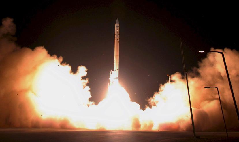 Un cohete United Launch Alliance Atlas 5 con el satélite confidencial NROL-42 despegó a las 10:49 p.m. del sábado.  (Archivo EFE)