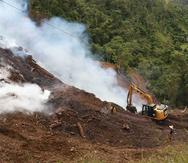 El fuego está consumiendo el terreno aledaño a una fábrica de producción de paletas de madera. (GFR Media)
