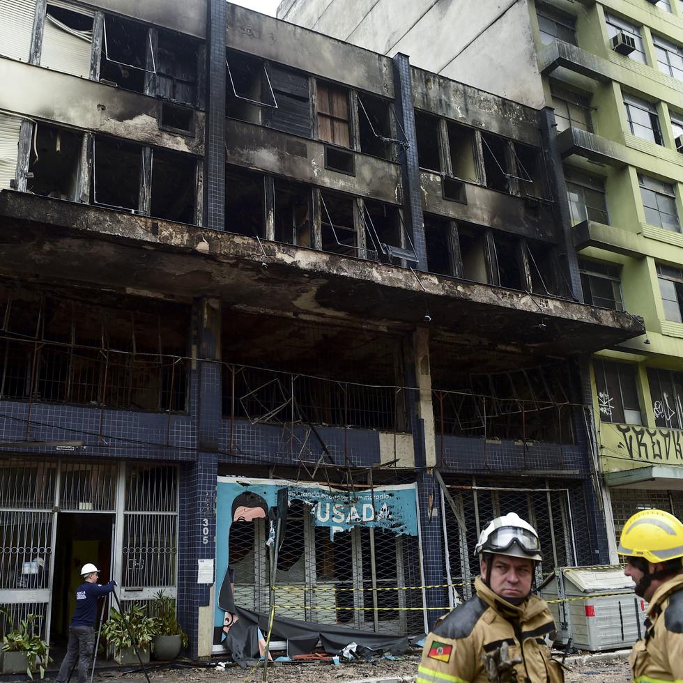 Al menos diez personas murieron y otras ocho quedaron heridas como consecuencia de un incendio que destruyó este viernes una pensión en el centro de la ciudad brasileña de Porto Alegre, la capital más meridional de Brasil, informaron los bomberos.