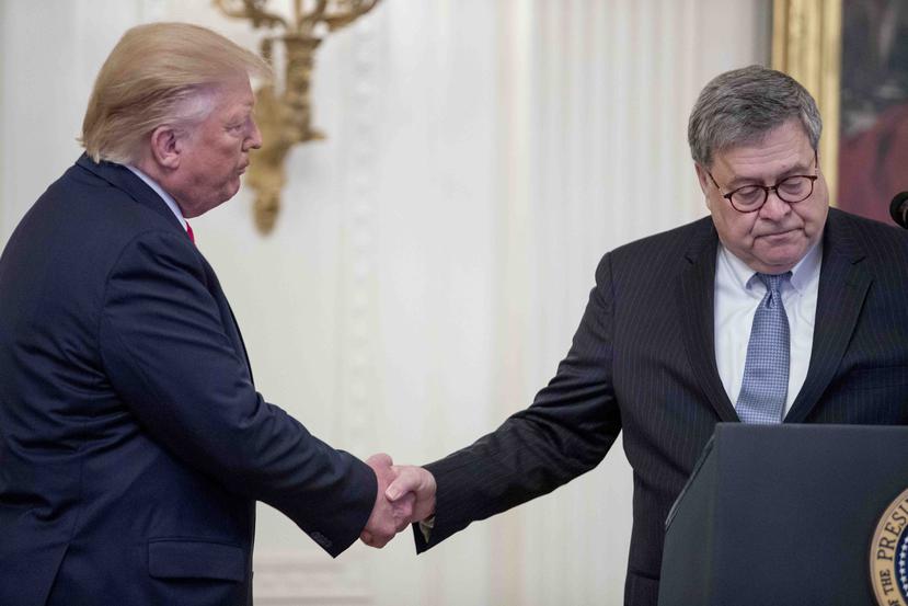 Donald Trump (izq.) estrecha la mano del secretario del Departamento de Justicia federal, William Barr. (AP / Andrew Harnik)