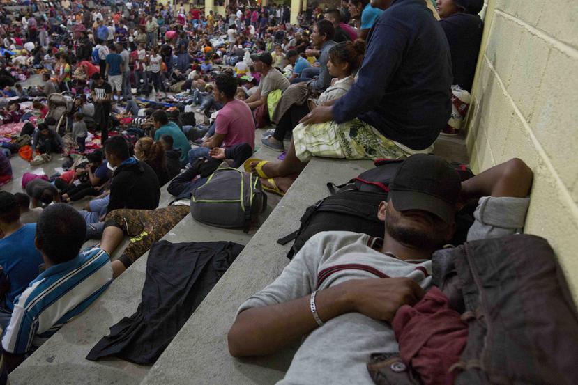 Migrantes hondureños consiguen un transporte en su viaje a pie hacia Estados Unidos, en Chiquimula, Guatemala. (AP)