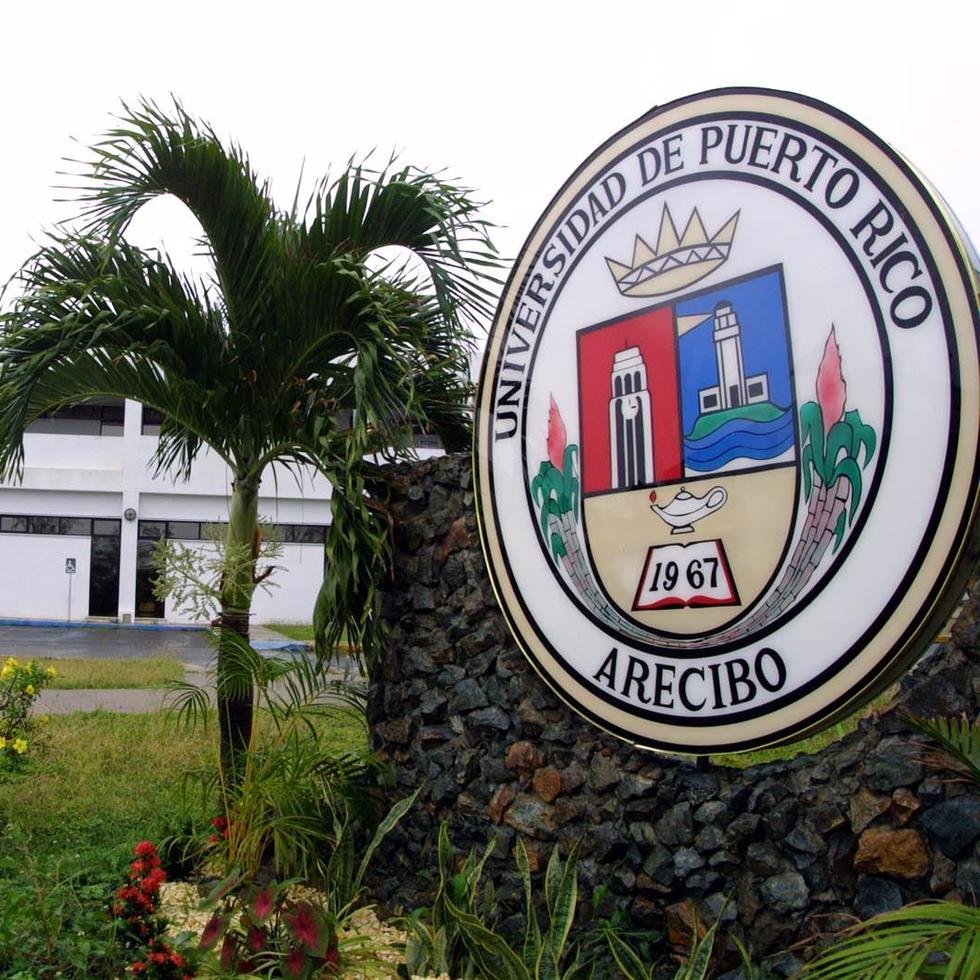 El recinto de Arecibo cuenta con 14 programas de bachillerato, tres grados asociados y un certificado postbachillerato.