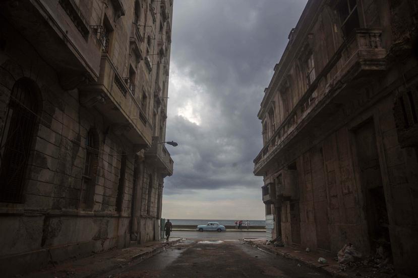 Las condiciones del tiempo en Cuba han comenzado a deteriorarse ante el inminente azote del ciclón. (AP)