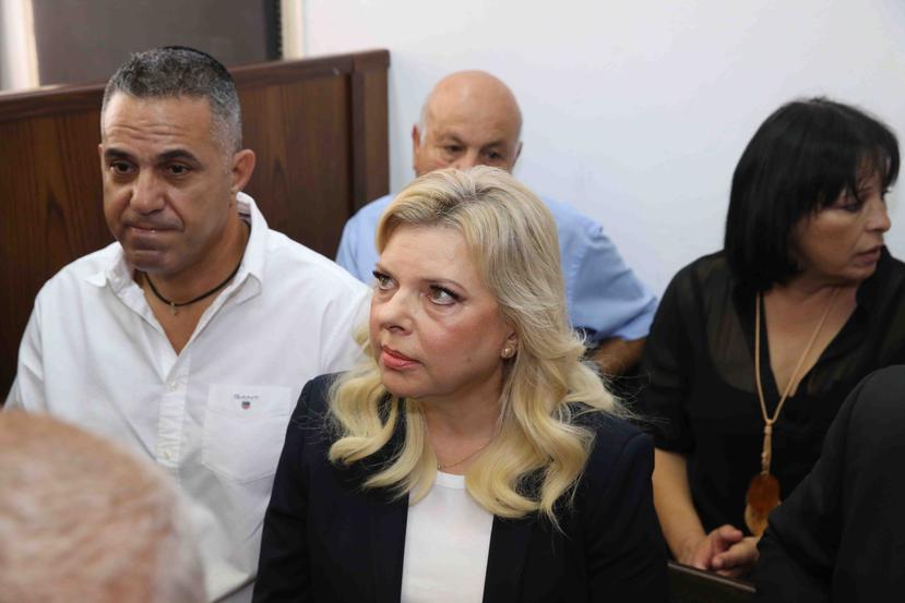 En esta fotografía de archivo del domingo 7 de octubre de 2018, Sara Netanyahu, al centro, esposa del primer ministro israelí Benjamin Netanyahu, escucha en un tribunal en Jerusalén. (Amit Shabi, Yedioth Ahronoth, Pool vía AP)