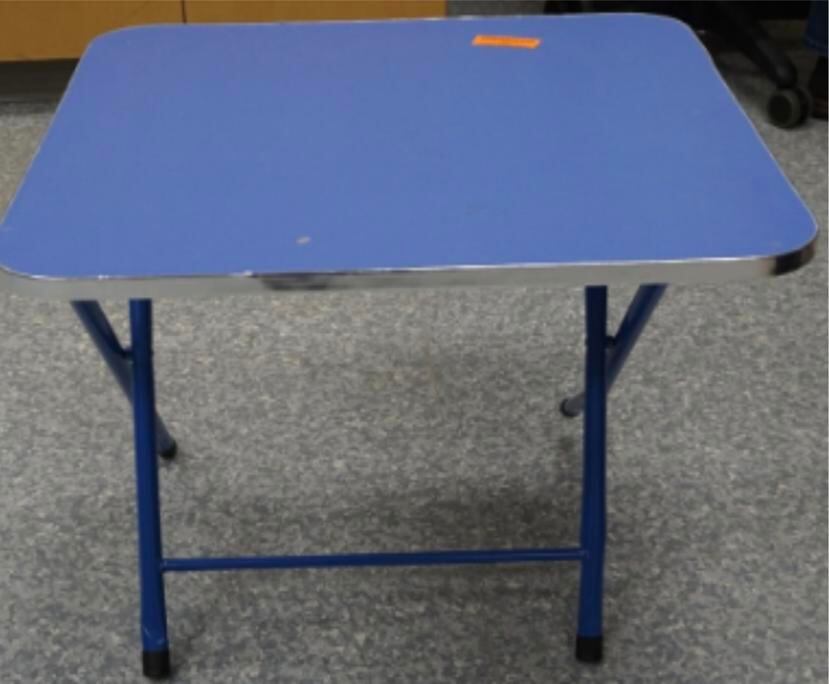 Entre los artículos se encontraban unos escritorios vendidos en los colores azul, rosa y verde. Así también, otro escritorio para niños color verde acompañado con una silla del mismo color. Los escritorios y sillas tienen patas plegables de metal.