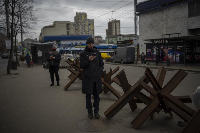 Gente esperando a que llegue un autobús en Kiev, Ucrania, el lunes 30 de enero de 2023.