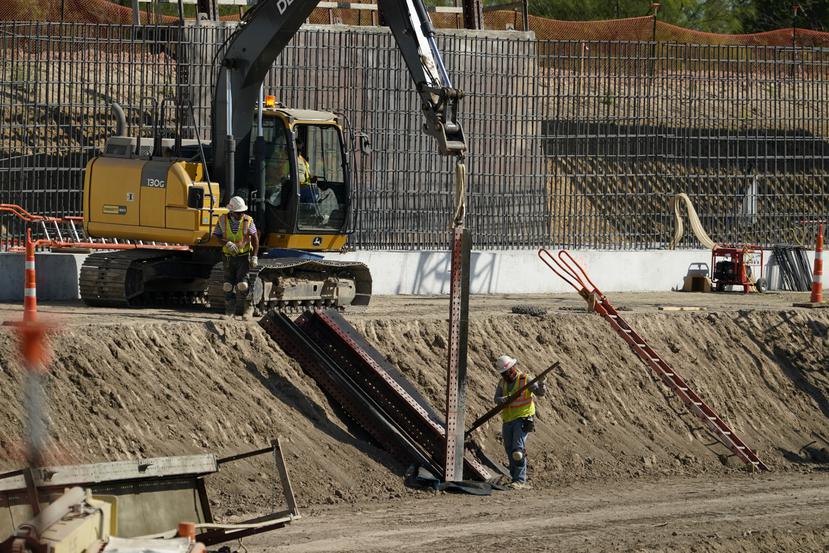 La construcción de muros avanza a paso firme en la frontera entre Estados Unidos y México, como en este que se está erigiendo en Mission, Texas. El gobierno de Donald Trump intensificó esos trabajos en el último año. Foto del 16 de noviembre del 2020.