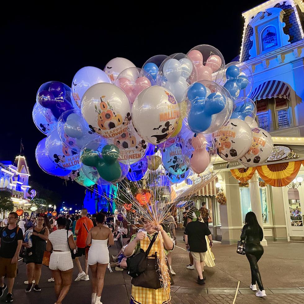 Globos de Halloween vendidos durante la fiesta que Walt Disney World celebra en Orlando. La celebración extendida empezó tan temprano como el 11 de agosto en el parque de Magic Kingdom. 