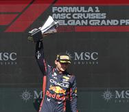 Max Verstappen celebra su victoria en el podio del Gran Premio de Bélgica de la Fórmula 1, el domingo 30 de julio de 2023.