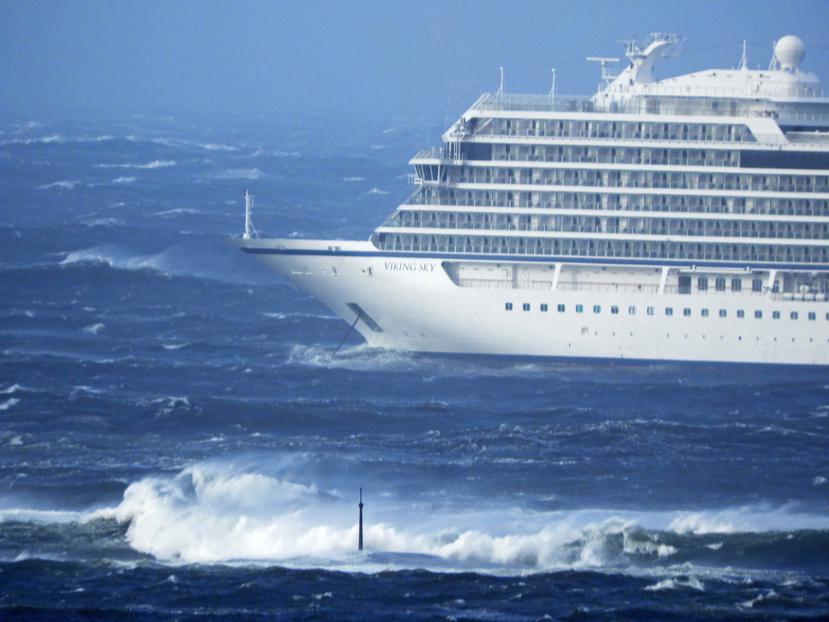 El crucero sufrió una avería en medio de fuertes vientos y oleaje en Noruega. (EFE)