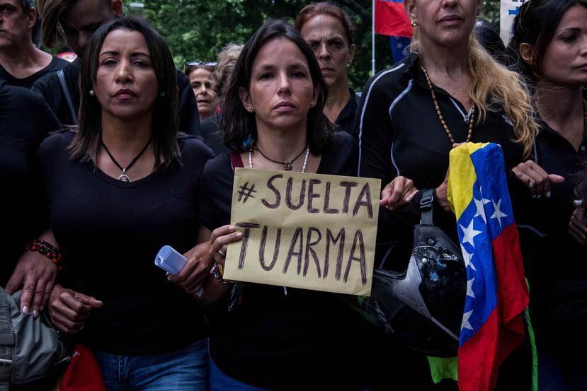 Un grupo de mujeres participa en una manifestación en Caracas frente al comando de la Guardia Nacional Bolivariana, a propósito de la celebración del día de las madres. (EFE / MIGUEL GUTIÉRREZ)