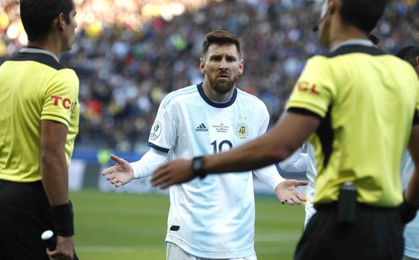 El delantero argentino Lionel Messi tras ser expulsado en el partido ante Chile por el tercer lugar de la Copa América en Sao Paulo. (AP/Víctor Caivano)