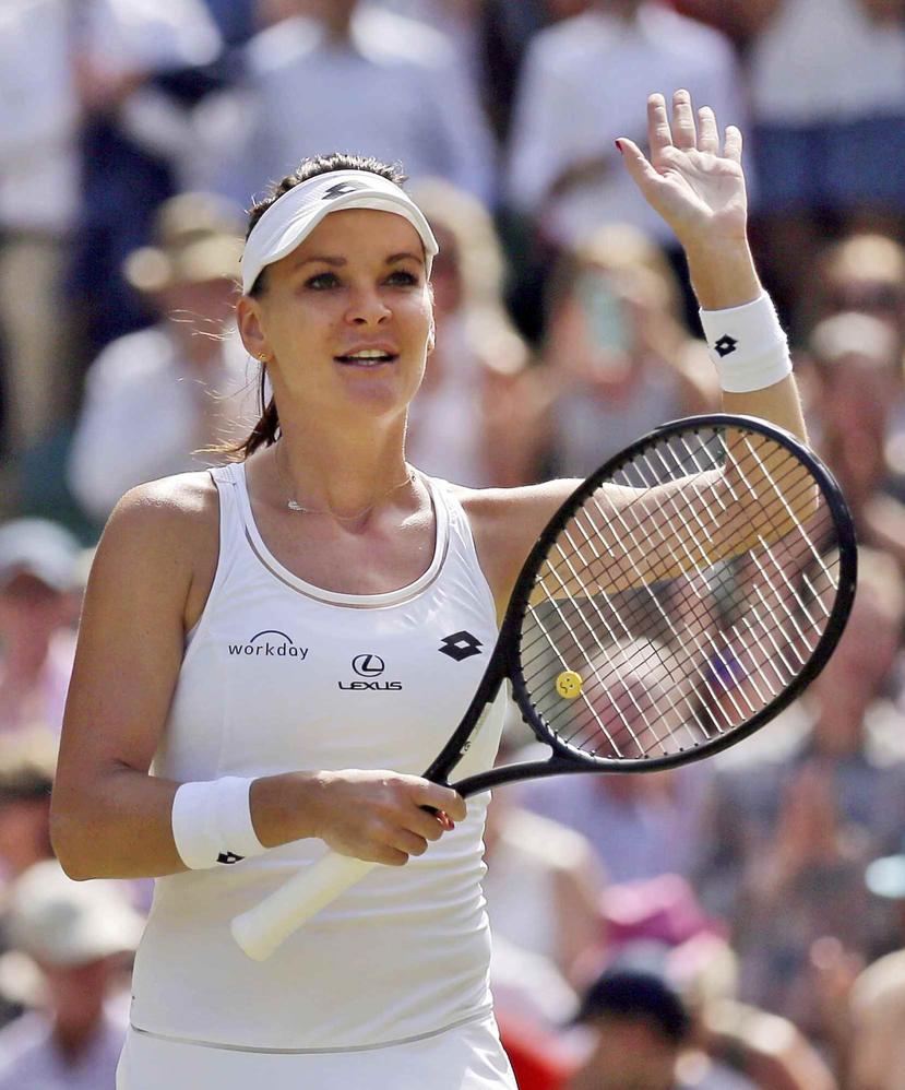 En imagen de archivo del 8 de julio de 2017, la polaca Agnieszka Radwanska festeja su triunfo sobre la suiza Timea Bacsinszky en duelo en sencillos en Wimbledon, en Londres. (AP)