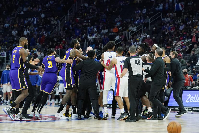 Los Lakers y los Pistons durante su altercado de la noche del domingo.