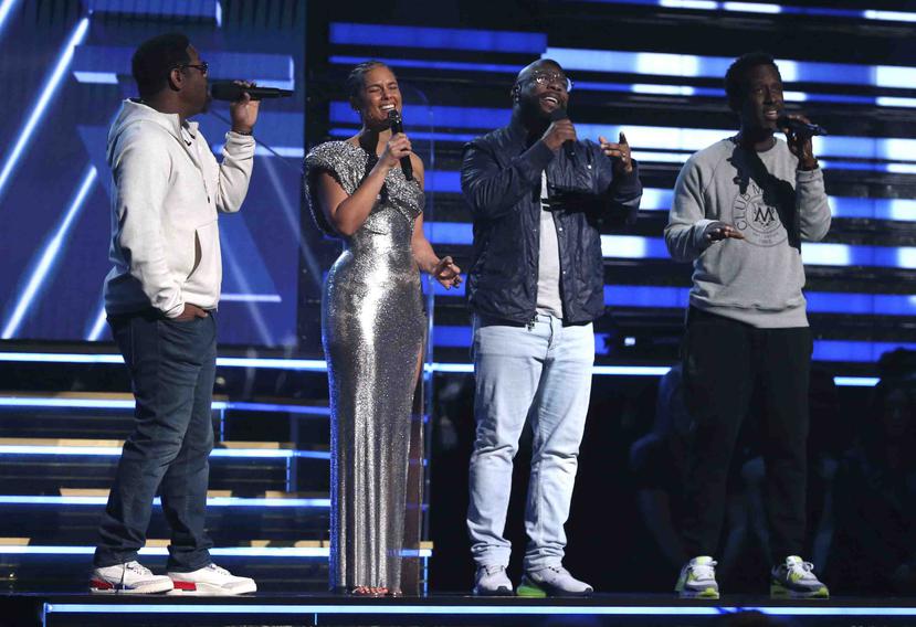 Alicia Keys y los integrantes del grupo Boyz II Men interpretaron la canción “It’s So Hard to Say Goodbye” en honor a la memoria de Kobe Bryant. (Matt Sayles / Invision / AP)