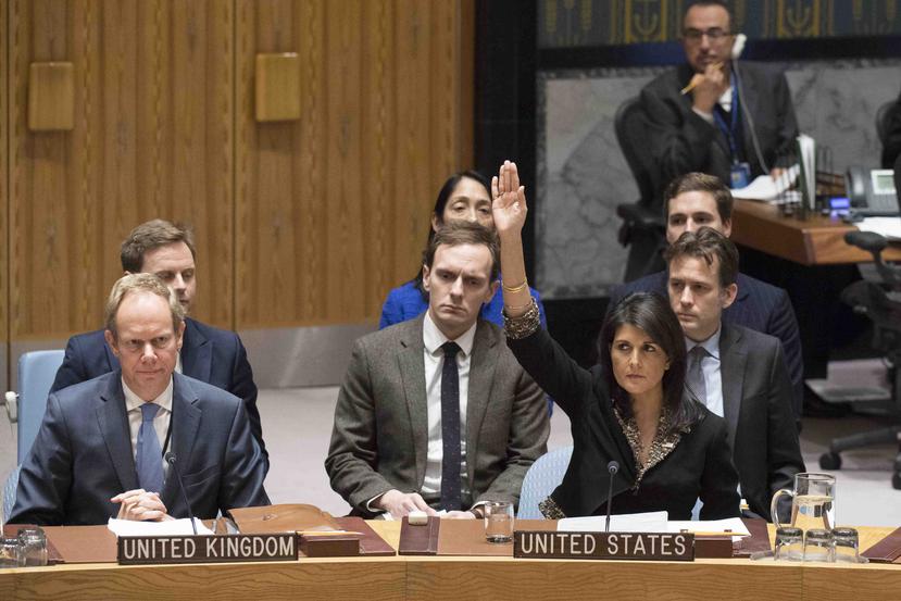 La embajadora de EEUU en la ONU, Nikki Haley, vota en el Consejo de Seguridad contra una resolución relativa al estatus de Jerusalén, en la sede de la ONU, 18 de diciembre de 2017. (The Associates Press)