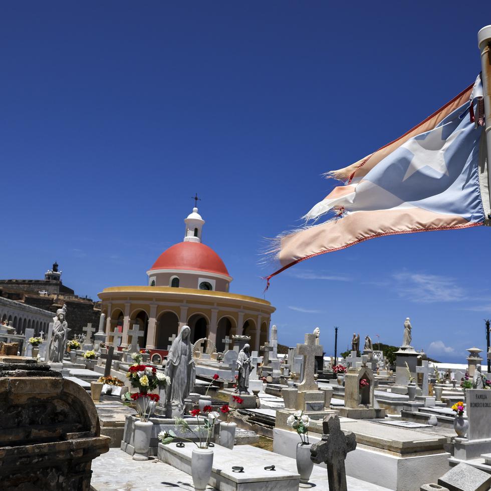 El Cementerio María Magdalena de Pazzis se fundó a principios del siglo 19 y es considerado el Panteón Nacional de Puerto Rico, pues muchas grandes figuras han sido enterradas allí. En la imagen, al fondo, se puede apreciar su icónica capilla.
