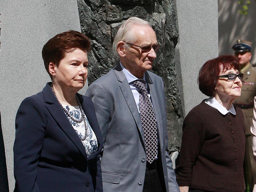 Andrzej Pilecki, al centro, y Zofia Pilecka-Obtulowicz, durante una ceremonia en la que presentaron un monumento al capitán Witold Pilecki en Polonia.